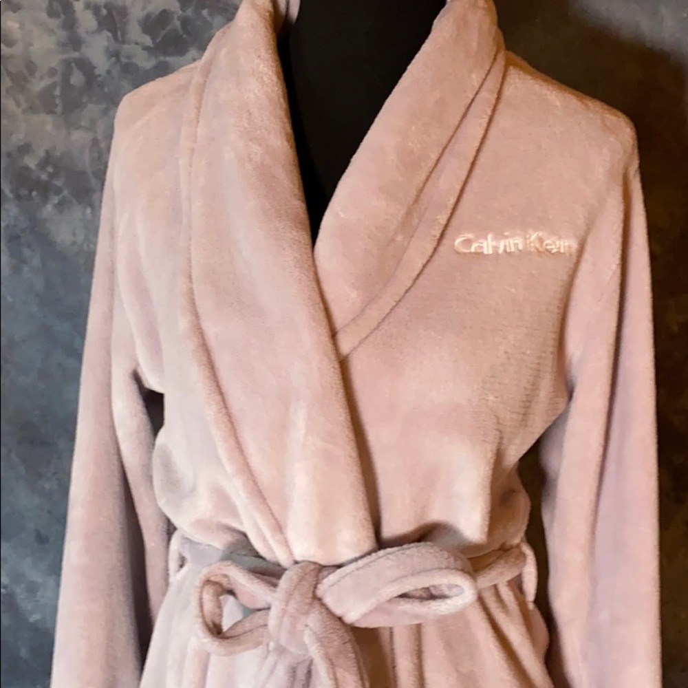 ❌SOLD❌ - Calvin Klein Long Sleeve Plush Robe - Picture 4 of 16